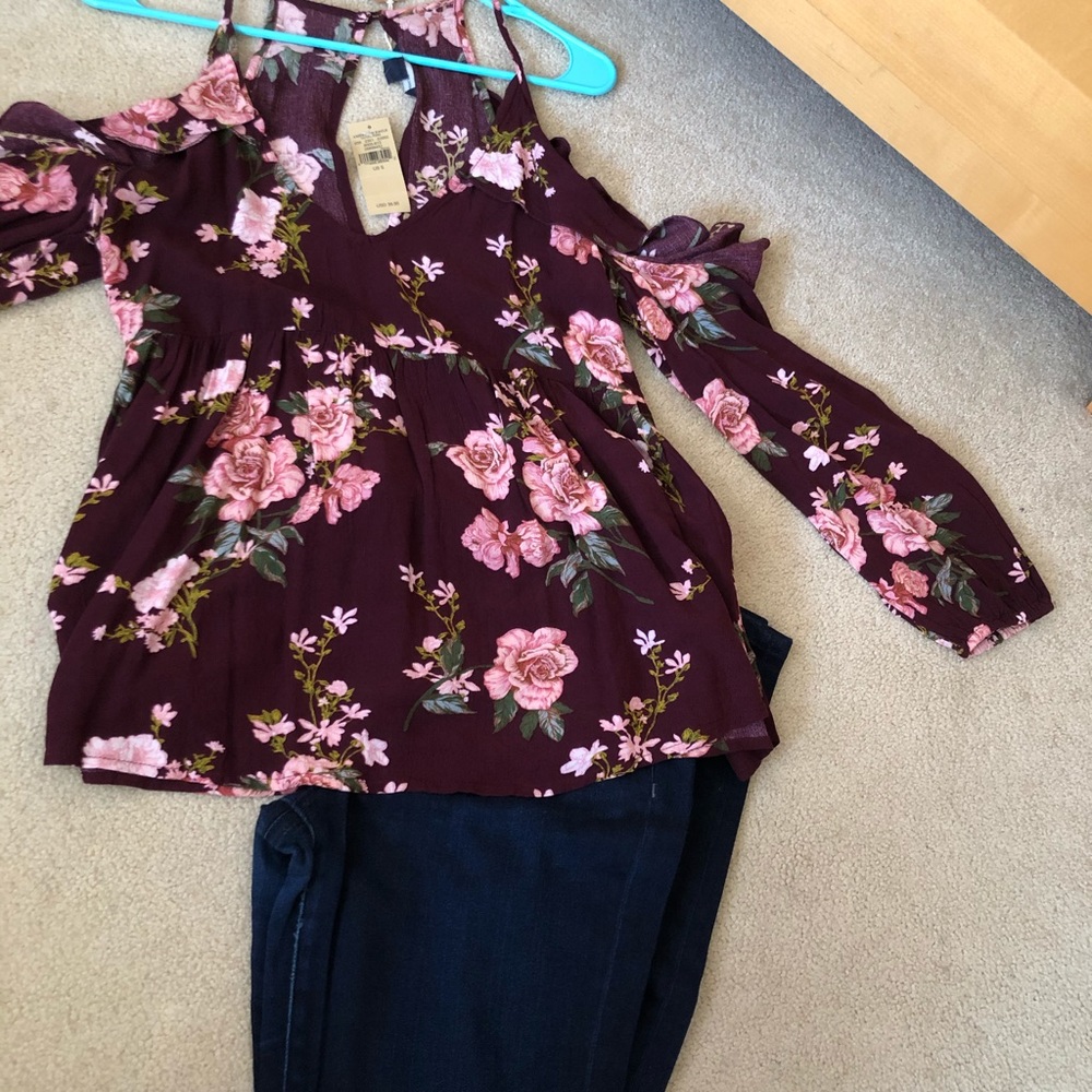 American Eagle Floral Flowy Top - Picture 3 of 3